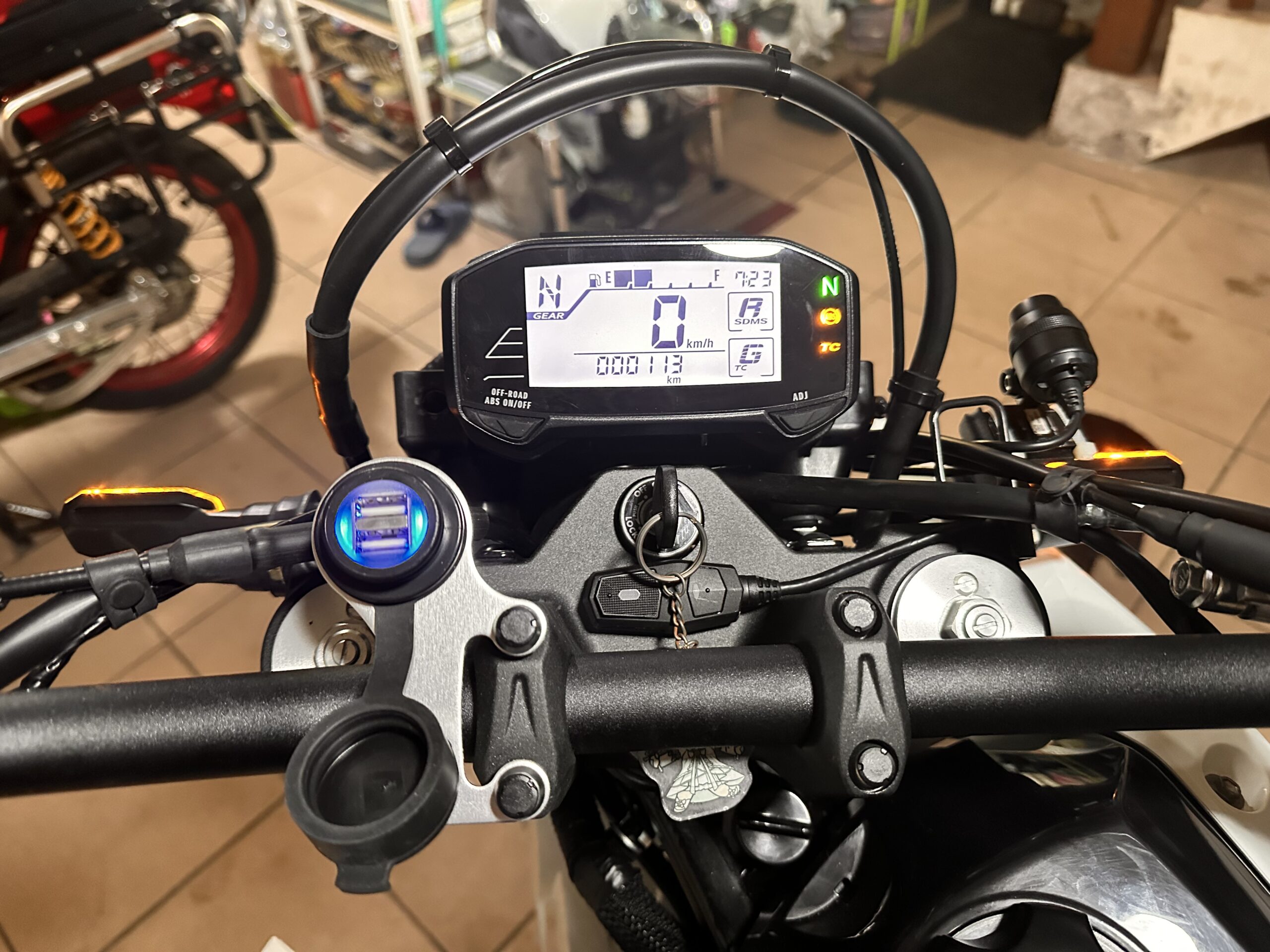 DR-Z4SM 改裝日誌：原廠DC供電座+USB充電改裝